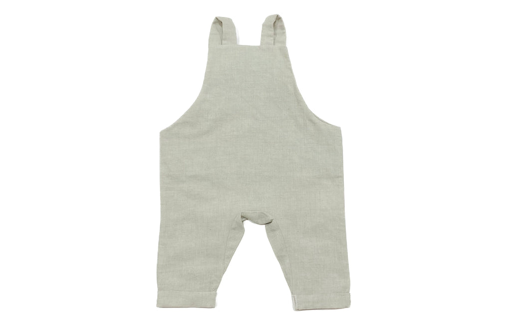 Handmade in Coffs Harbour, NSW, Australia, these oatmeal linen overalls have been thoughtfully designed for growing children. Made with a gusset crutch, extra length in the legs so they can be rolled for prolonged wear, and adjustable tie shoulder straps. 