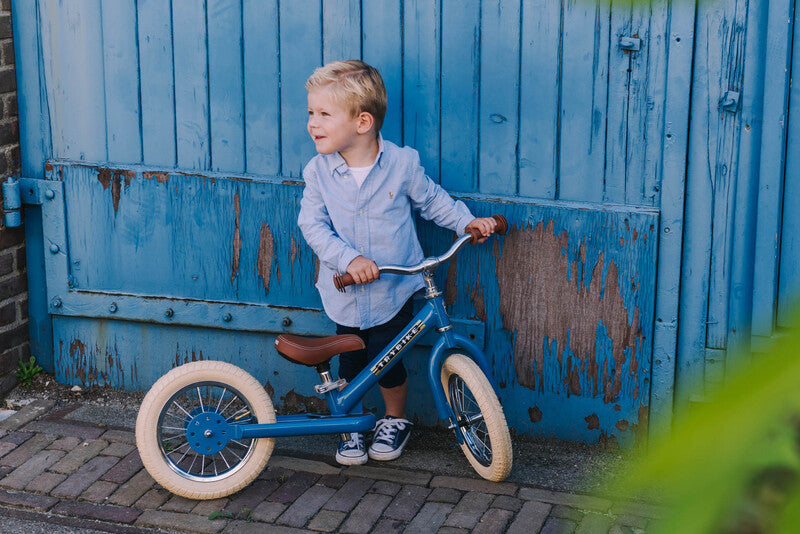 The first 2-in-1 tricycle balance bike made from steel makes learning to ride fun! The Trybike Steel teaches children to ride from 18 months of age. The first setting is the low tricycle mode which offers children lots of support. You can easily convert the tricycle to a balance bike, so that the next stage of riding starts. With the unique footrest, children learn balance, and consequently learn to ride a pedal bike without even using training wheels.

Suitable for children from 18 months up to 6 years. Ma
